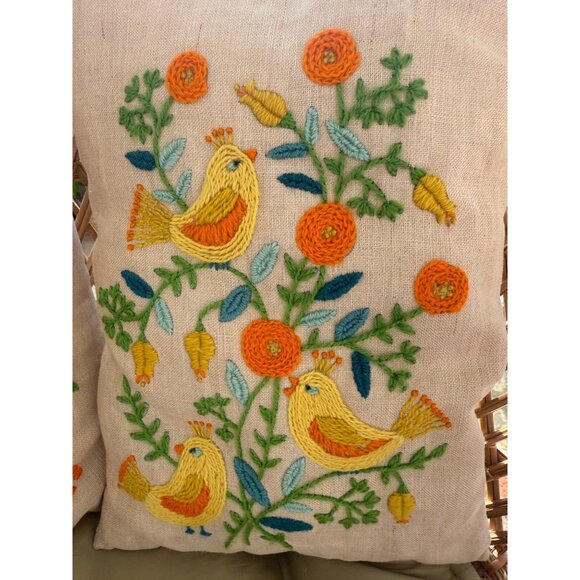 Vintage 70's Crewel Embroidery Birds & Flowers Pair Linen Accent Pillows 12x9" - Picture 5 of 12